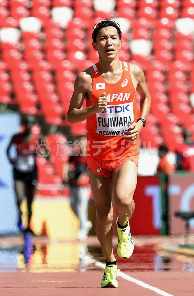 苦しそうな表情でゴールに向かう藤原正和。２１位に終わった＝２０１５年８月２２日、中国・首都北京市（共同）