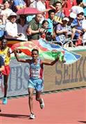 男子マラソンで優勝したギルメイ・ゲブレスラシエ。国旗を手に笑顔でウイニングランした＝２０１５年８月２２日、中国・首都北京市（大橋純人撮影）
