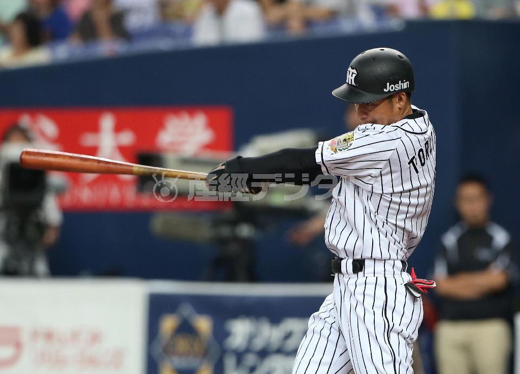 八回、適時三塁打を放つ阪神・鳥谷敬＝２０１５年８月２２日、大阪市西区の京セラドーム大阪（鳥越瑞絵撮影）