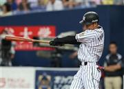 八回、適時三塁打を放つ阪神・鳥谷敬＝２０１５年８月２２日、大阪市西区の京セラドーム大阪（鳥越瑞絵撮影）