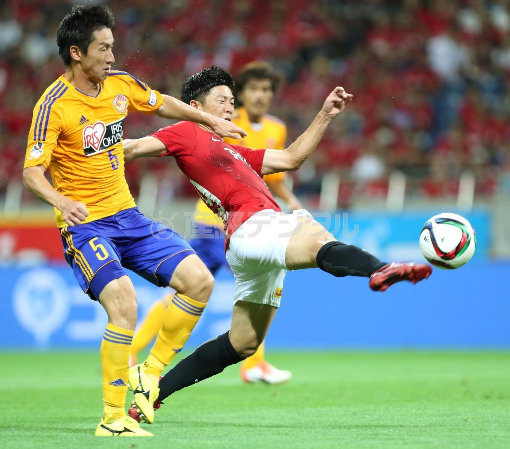 前半、浦和は武藤雄樹（中央）が難しい体勢から２点目を奪った＝２０１５年８月２２日、埼玉県さいたま市緑区の埼玉スタジアム（蔵賢斗撮影）