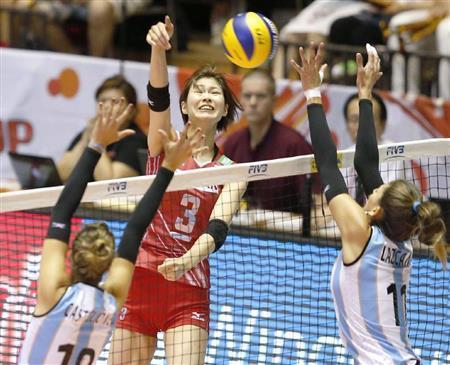 第１セット、スパイクを放つ木村沙織（中央）＝２０１５年８月２２日、東京都渋谷区・国立代々木競技場（共同）