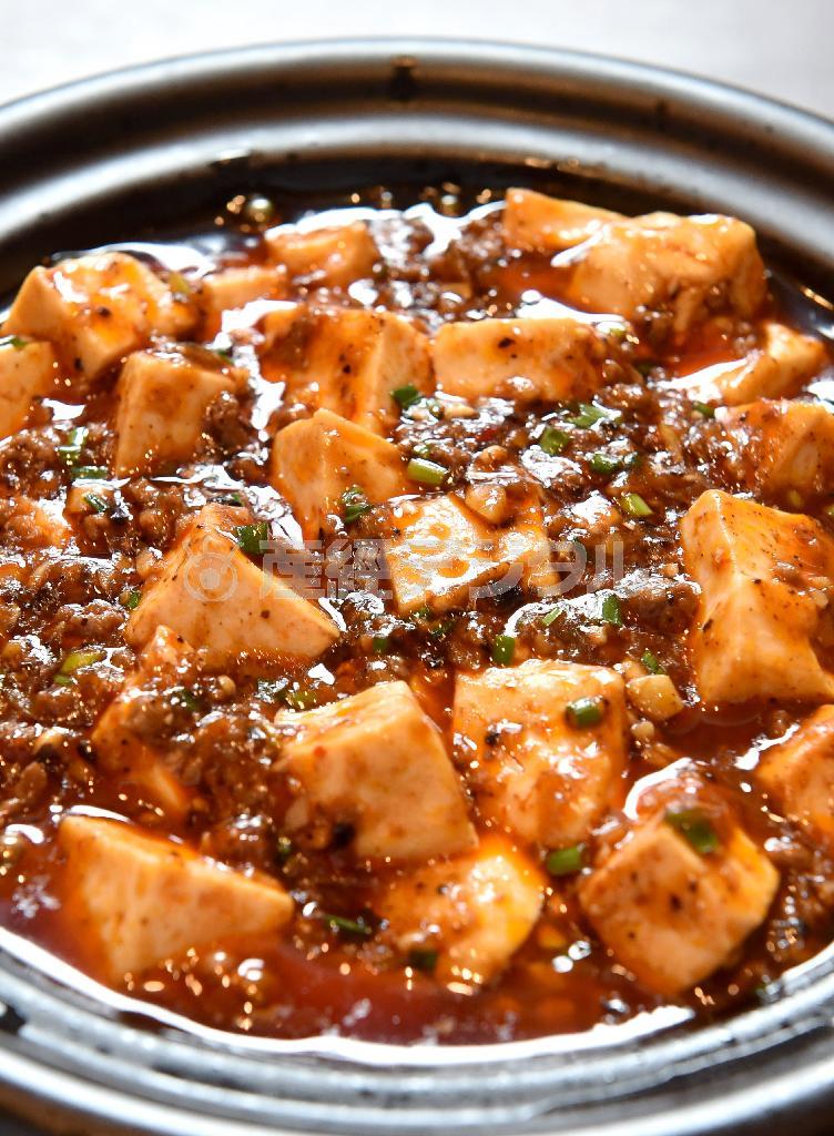 丹波山椒特有の深みある辛さが堪能できる「麻婆豆腐」（２２５０円）は京都らしい上品な辛さがじわじわ迫り来る感じ＝２０１５年７月２４日、京都市東山区（沢野貴信撮影）