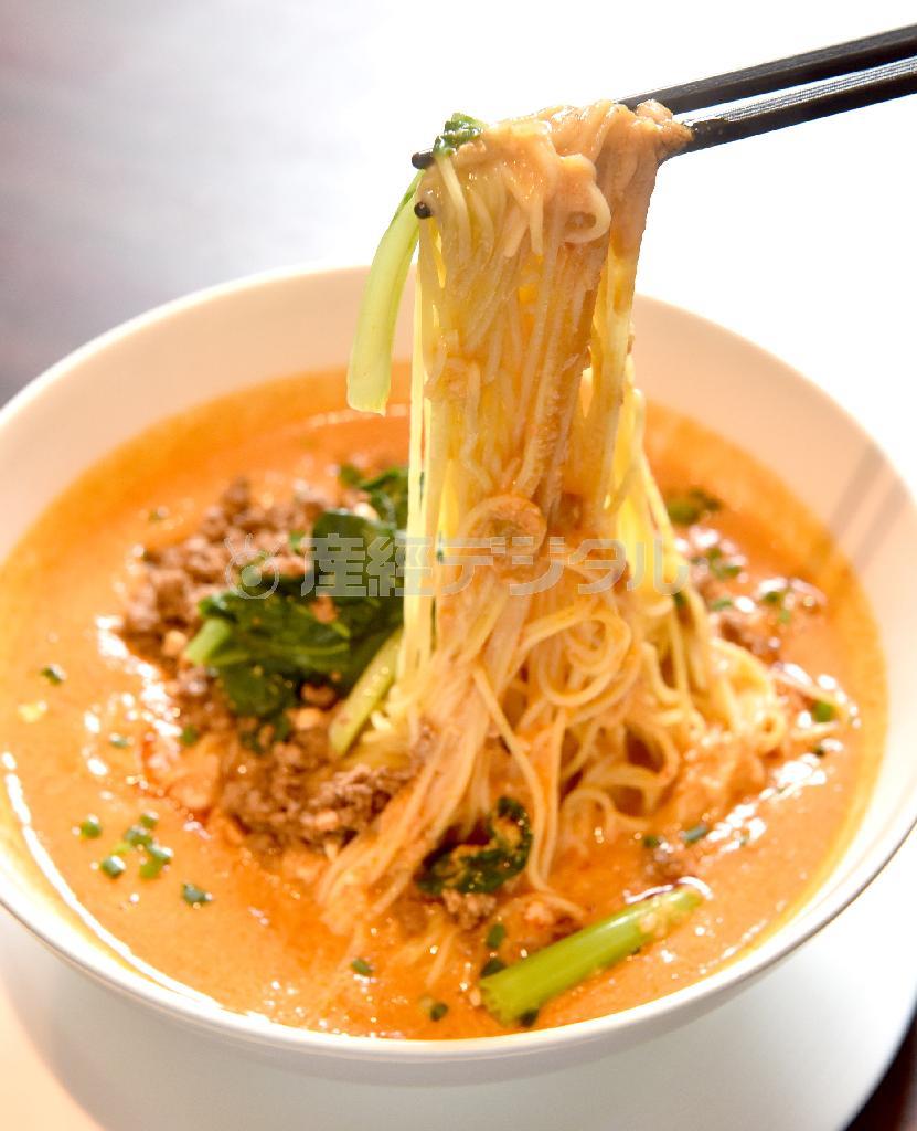 麺は言うに及ばず、あまりのおいしさに注文した人が一人残らず最後の一滴までスープを飲み干すという「担々麺」（２０２０円）＝２０１５年７月２４日、京都市東山区（沢野貴信撮影）