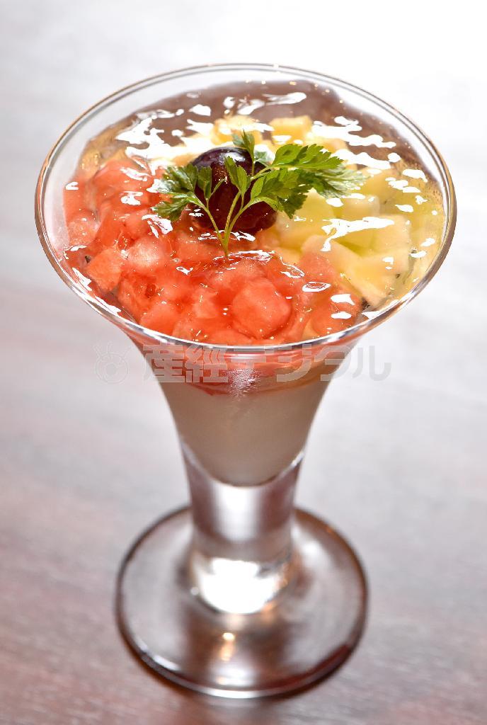 スイカ、メロン、パイン、ブドウという旬のフルーツ３種類が旨さを倍増させる「杏仁豆腐」（１１２０円）＝２０１５年７月２４日、京都市東山区（沢野貴信撮影）