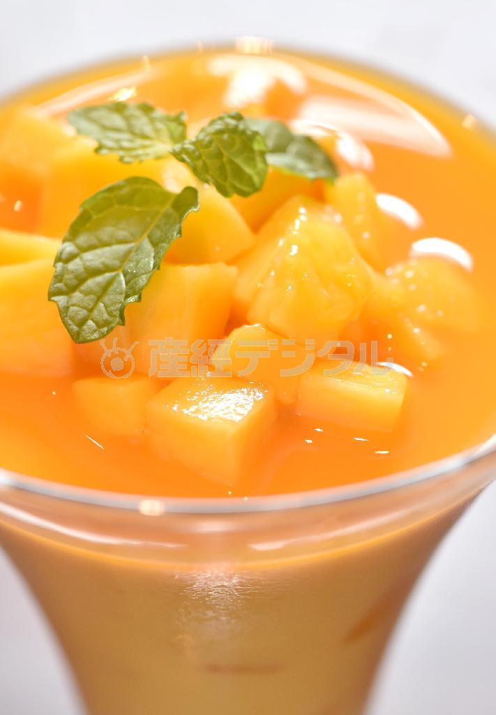 砂糖を加えない完熟マンゴーの驚異的な甘さとおいしさが楽しめる「マンゴープリン」（１１２０円）＝２０１５年７月２４日、京都市東山区（沢野貴信撮影）