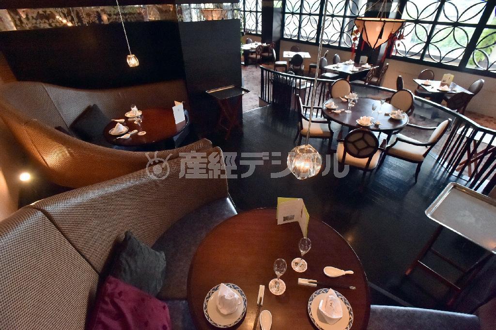 ２、３人で楽しめるソファー席は座り心地も東山の景色も最高。何時間でも過ごすことができる＝２０１５年７月２４日、京都市東山区（沢野貴信撮影）