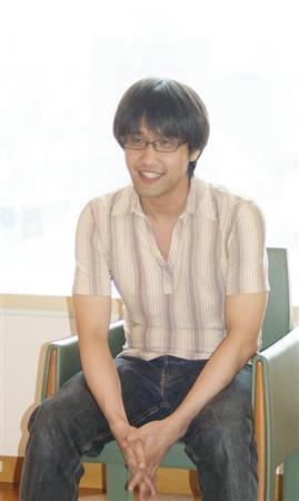 小学生の頃から推理小説が大好きだった。「ミステリーを書くのは自然な流れだった」という、作家の呉勝浩（ご・かつひろ）さん＝２０１５年７月３０日（塩塚夢撮影）