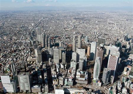 築３０～４０年を超えた高層ビルが並ぶ新宿副都心の高層ビル群。企業の流出をいかに食い止めるかが課題だ