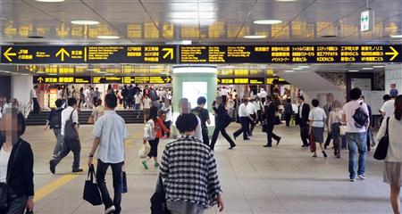 複雑な案内表示がある新宿駅西口ターミナル付近（岡英行撮影）