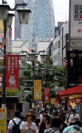 遊びやショッピング目的の人で賑わう新宿駅東口。東西自由通路の創設で、人の流れが西口に向かうことが期待される