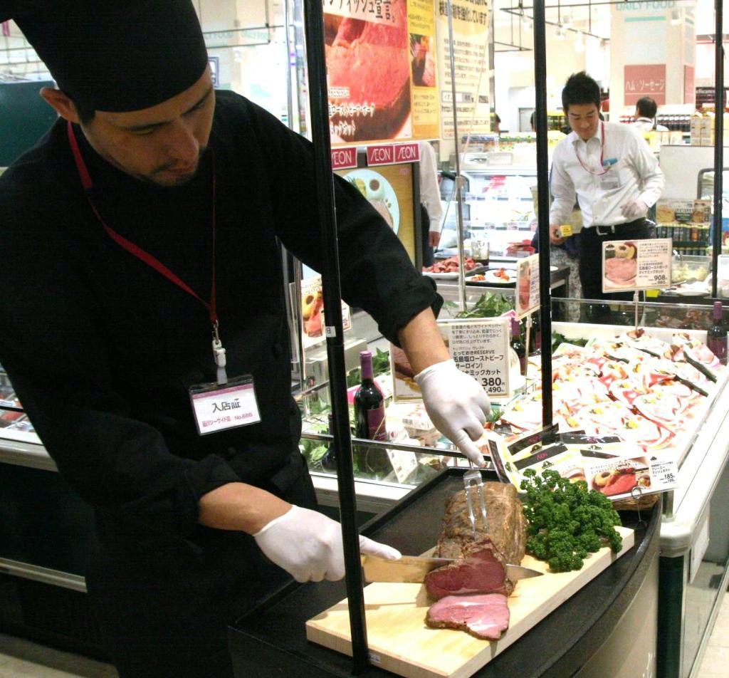 イオンは６月にローストビーフのＰＢ新商品を投入。発売イベントでは切り分ける作業も披露された＝東京都品川区のイオン品川シーサイド店