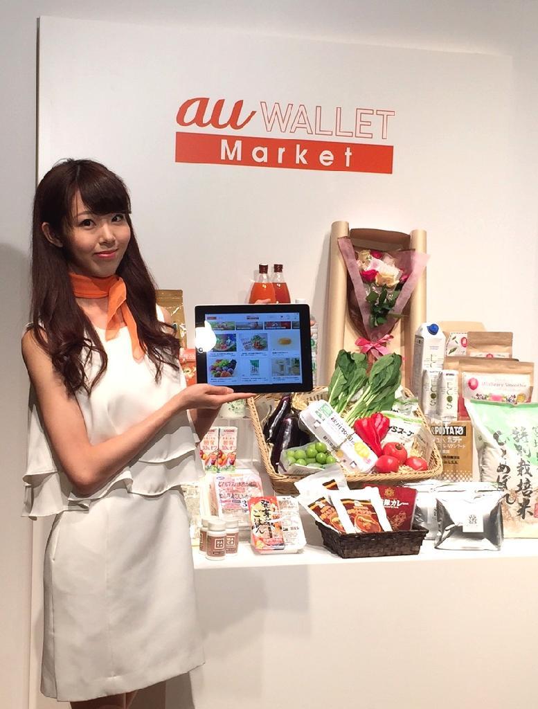 ａｕショップのタブレット端末から、個人情報の入力なしにＫＤＤＩが選んだこだわりの商品を注文することができる＝２４日、東京都目黒区