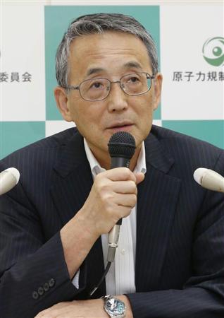 定例会見で記者の質問に答える原子力規制委員会の田中委員長