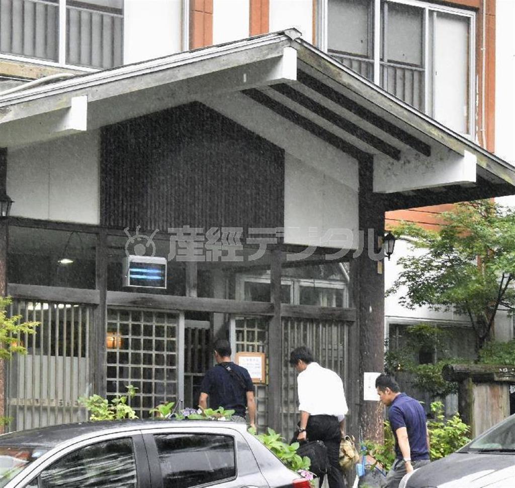 山田浩二容疑者が滞在していた宿舎の家宅捜索に向かう大阪府警の捜査員＝２０１５年８月２３日午後０時５１分、福島県二本松市（共同）