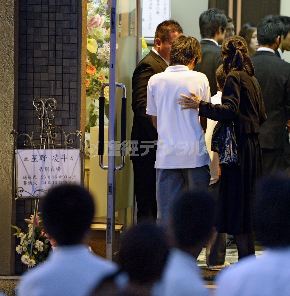 星野凌斗（りょうと）さんの通夜に参列する人たち＝２０１５年８月２３日夕、大阪府寝屋川市（共同）