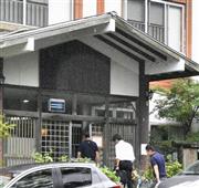 山田浩二容疑者が滞在していた宿舎の家宅捜索に向かう大阪府警の捜査員＝２０１５年８月２３日午後０時５１分、福島県二本松市（共同）