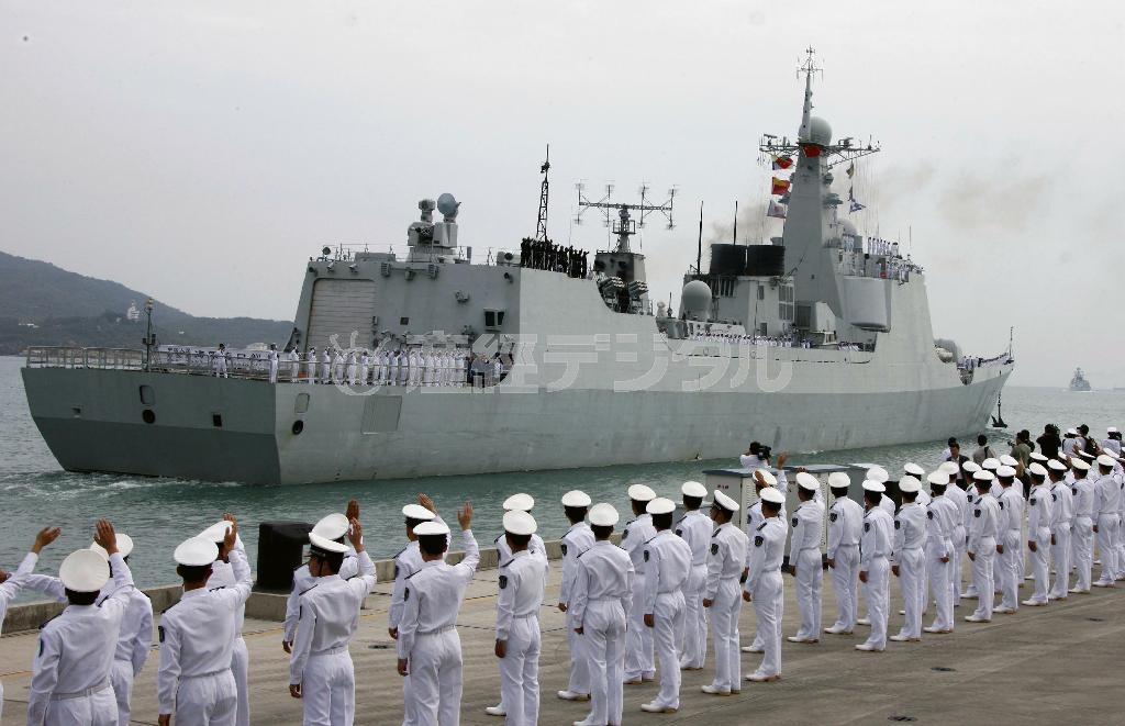 ２００８年１２月２６日、海賊対策のため、ソマリア沖へ向けて中国・海南島の三亜を出港する中国海軍艦艇。この時から今日まで８００回以上の任務を遂行し、１３年１２月以降だけで、攻撃型原潜や通常型潜水艦、潜水艦救難艦が最低各１回随伴した（新華社＝ＡＰ）