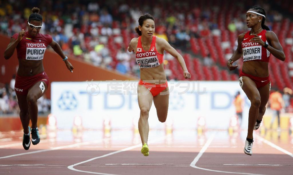 女子１００メートル予選準決勝進出を決めた福島千里（中央）＝２０１５年８月２３日、中国・首都北京市（共同）