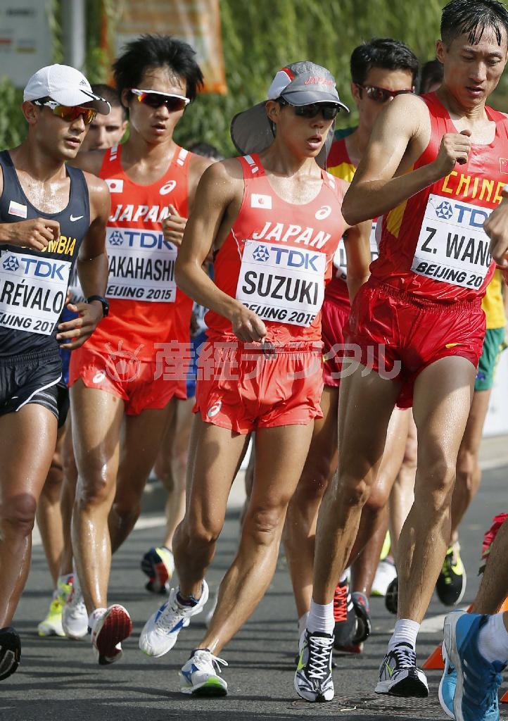 男子２０キロ競歩の鈴木雄介（中央）＝２０１５年８月２３日、中国・首都北京市（共同）