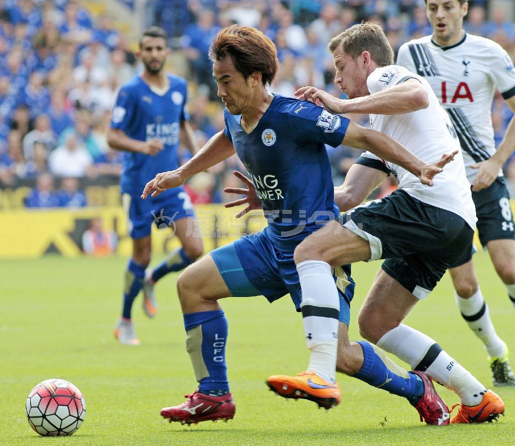 トットナム戦の前半、競り合うレスターの岡崎慎司（中央）＝２０１５年８月２２日、英国・レスター（共同）