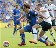 トットナム戦の前半、競り合うレスターの岡崎慎司（中央）＝２０１５年８月２２日、英国・レスター（共同）