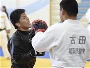 現地入りし、初練習で調整する中矢力（りき、左）＝２０１５年８月２３日、カザフスタン・首都アスタナ（共同）