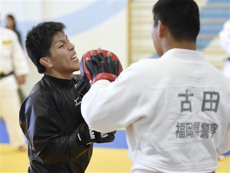 現地入りし、初練習で調整する中矢力（りき、左）＝２０１５年８月２３日、カザフスタン・首都アスタナ（共同）