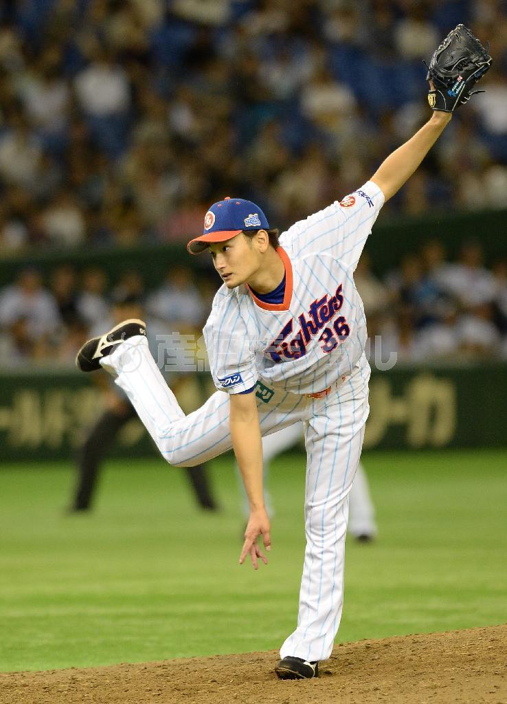 今季初の完投勝利を挙げた日本ハム・中村勝＝２０１５年８月２３日、東京都文京区・東京ドーム（斎藤浩一撮影）