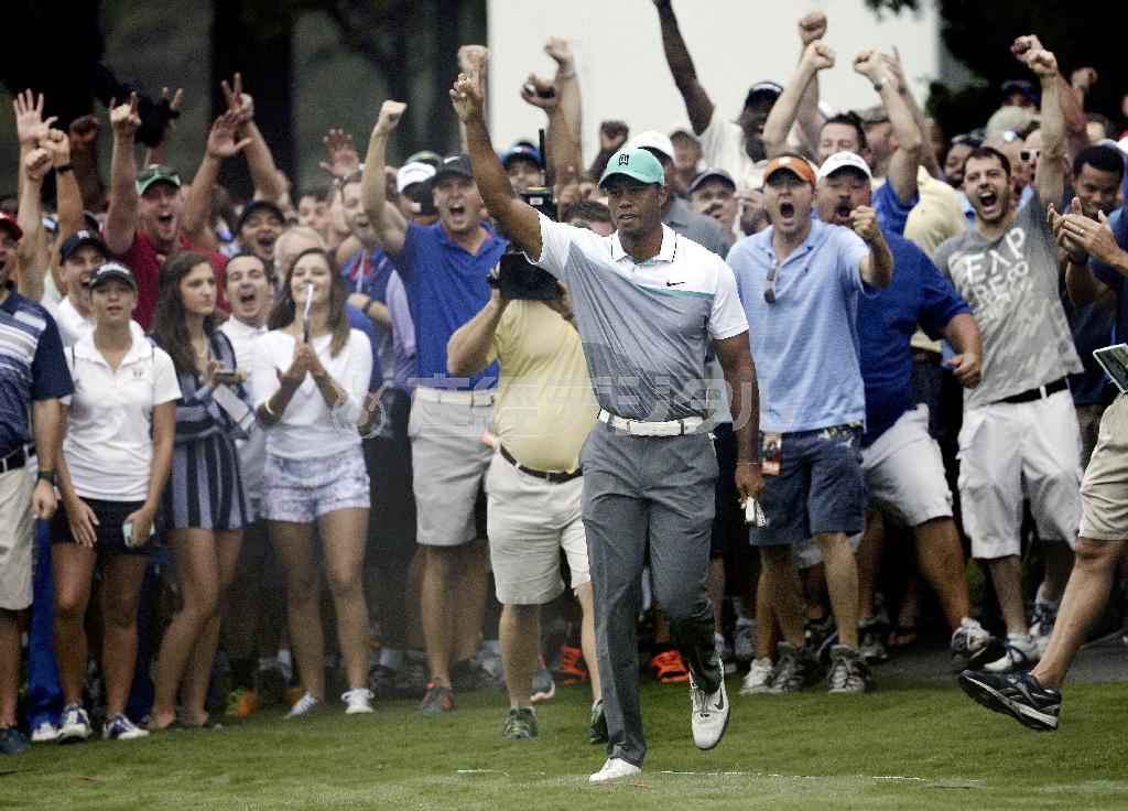 今季自己最高スコアをマークしたタイガー・ウッズ（中央）にギャラリーも大興奮＝２０１５年８月２０日、米ノースカロライナ州グリーンズボロ（ＡＰ）