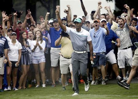 今季自己最高スコアをマークしたタイガー・ウッズ（中央）にギャラリーも大興奮＝２０１５年８月２０日、米ノースカロライナ州グリーンズボロ（ＡＰ）