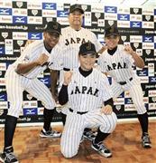 西谷浩一（にしたに・こういち）監督（中央後ろ）を囲みポーズをとる（左から）オコエ瑠偉（るい）、清宮（きよみや）幸太郎、篠原涼＝２０１５年８月２３日、大阪市（共同）