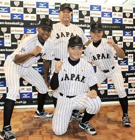 西谷浩一（にしたに・こういち）監督（中央後ろ）を囲みポーズをとる（左から）オコエ瑠偉（るい）、清宮（きよみや）幸太郎、篠原涼＝２０１５年８月２３日、大阪市（共同）