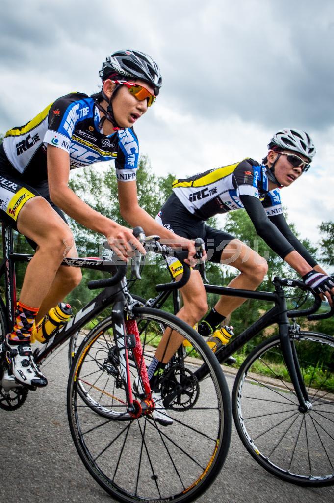 懸命に前の選手に追いつこうと走る吉岡拓也（手前）と鳴海颯（なるみ・そう、奥）、２人とも現在高校３年生だ＝２０１５年７月２７日、ベルギー・リールデ（田中苑子さん撮影）