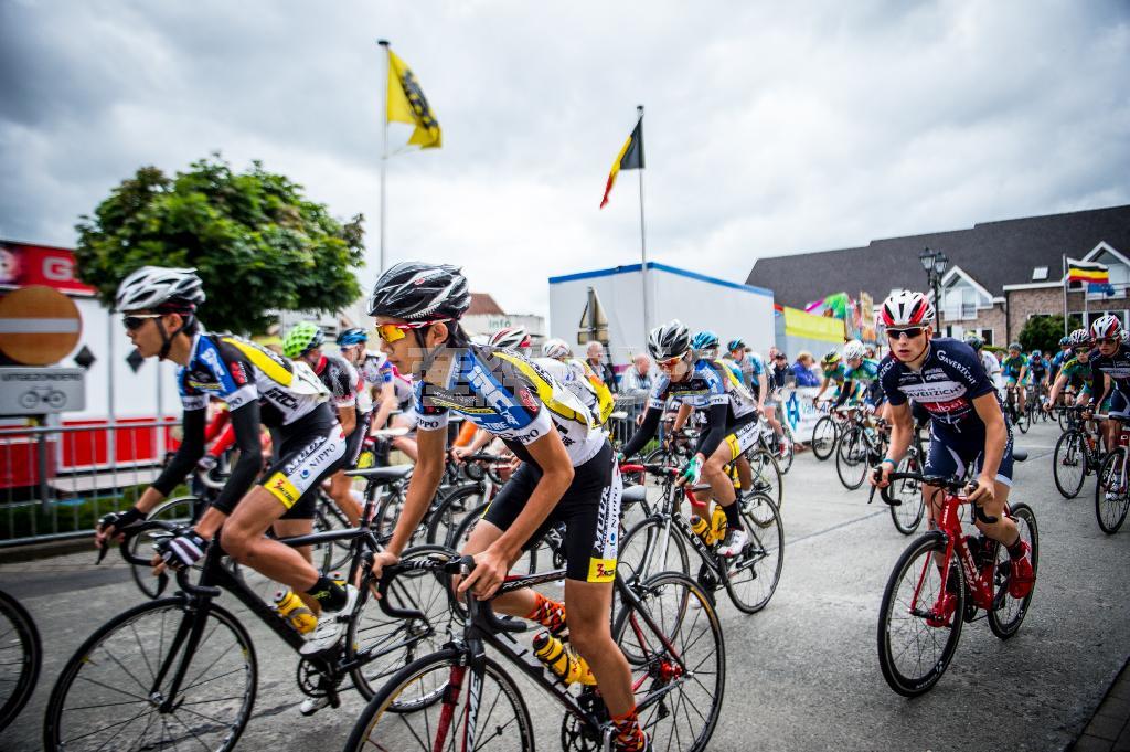 雨、風、寒さ。ベルギーらしい悪天候の中、リールデでのケルメスレースがスタートした＝２０１５年７月２５日、ベルギー・リールデ（田中苑子さん撮影）
