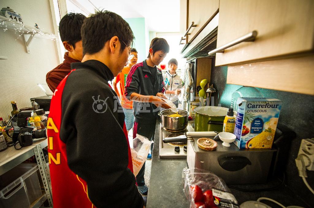 レース前の昼食を慣れない手つきで作る高校生たち。役割分担やコミュニケーション、共同生活から学ぶことも多い＝２０１５年７月、ベルギー（田中苑子さん撮影）