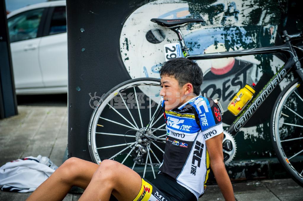 周回遅れとなってしまい完走ができず、大きな悔しさを味わう選手も＝２０１５年７月、ベルギー（田中苑子さん撮影）