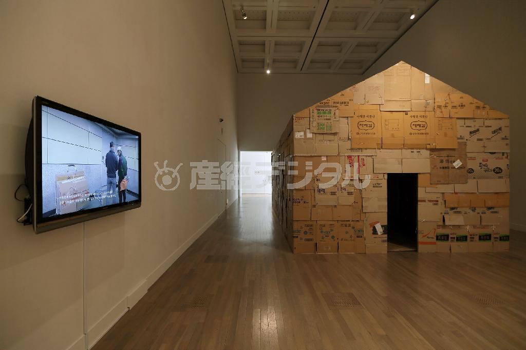 イ・ウォノ「浮不動産」（２０１５年）の展示風景＝２０１５年８月１１日（国立新美術館提供、大西正一さん＋中川周さん撮影）