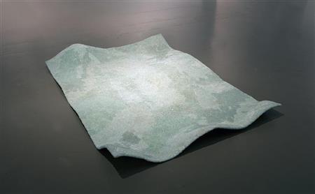 イ・ソンミ「ガラスのブランケット」（２０１４年）＝２０１４年１１月１０日（国立新美術館提供、大西正一さん＋中川周さん撮影）