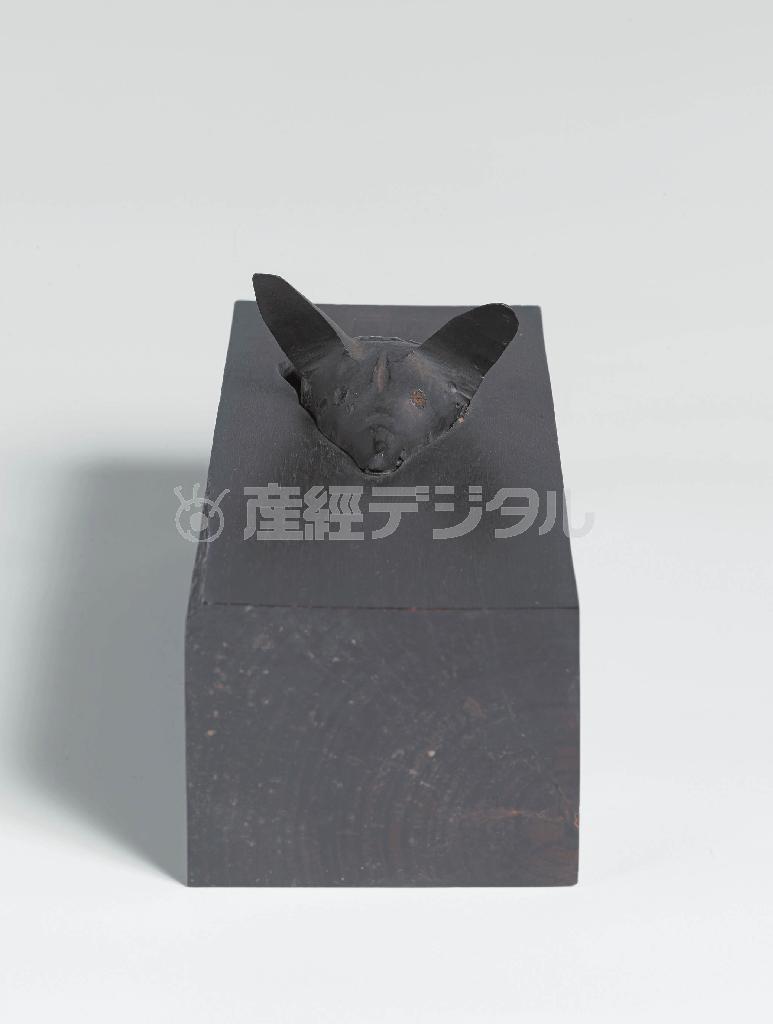 「泳ぐ犬」（１９７３年、鉄、木、個人蔵）＝２００９年９月１６日（山本糾さん撮影、提供写真）