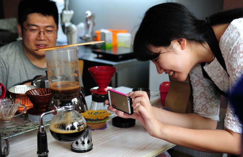 山東省煙台市にあるカフェバーでコーヒーの入れ方を習う若者ら（中国新聞社）