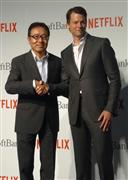 業務提携を発表するソフトバンクの宮内謙社長（左）とネットフリックス日本法人のグレッグ・ピーターズ社長＝２４日、東京都中央区のベルサール汐留