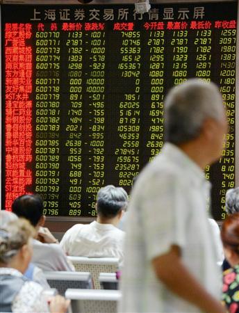 ２５日も幅広い銘柄に売り注文が殺到した上海株を示す電光掲示板＝２５日、北京（共同）