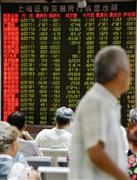 ２５日も幅広い銘柄に売り注文が殺到した上海株を示す電光掲示板＝２５日、北京（共同）