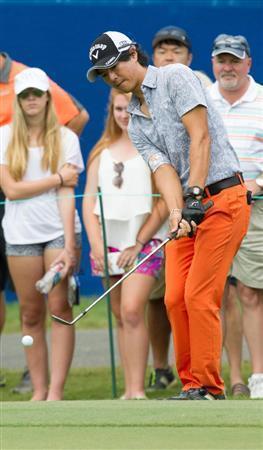 最終ラウンド、１０番で第３打を放つ石川遼。通算９アンダーで３１位＝２０１５年８月２３日、米ノースカロライナ州グリーンズボロのセッジフィールドＣＣ（共同）