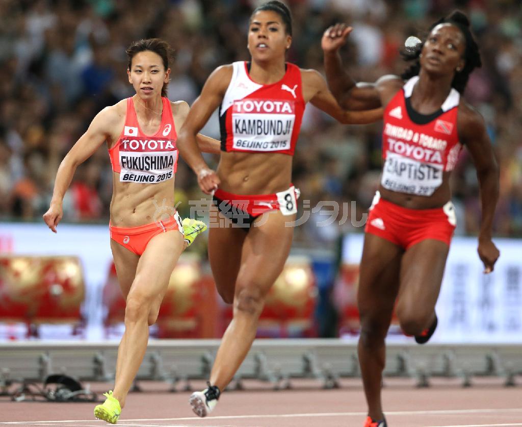 女子１００メートル準決勝の２組７着で決勝進出を逃した福島千里（左）＝２０１５年８月２４午後、中国・首都北京市の国家体育場（大橋純人撮影）