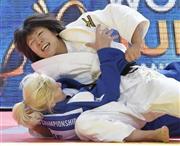 女子４８キロ級準々決勝でウクライナ選手（下）を破った浅見八瑠奈（はるな）＝２０１５年８月２４日、カザフスタン・首都アスタナ（共同）