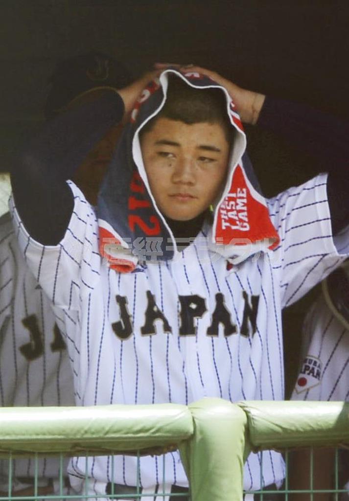 近大との練習試合で３三振を喫し、さえない表情を見せる野球Ｕ－１８日本代表の清宮（きよみや）幸太郎＝２０１５年８月２４日、奈良県生駒市（共同）