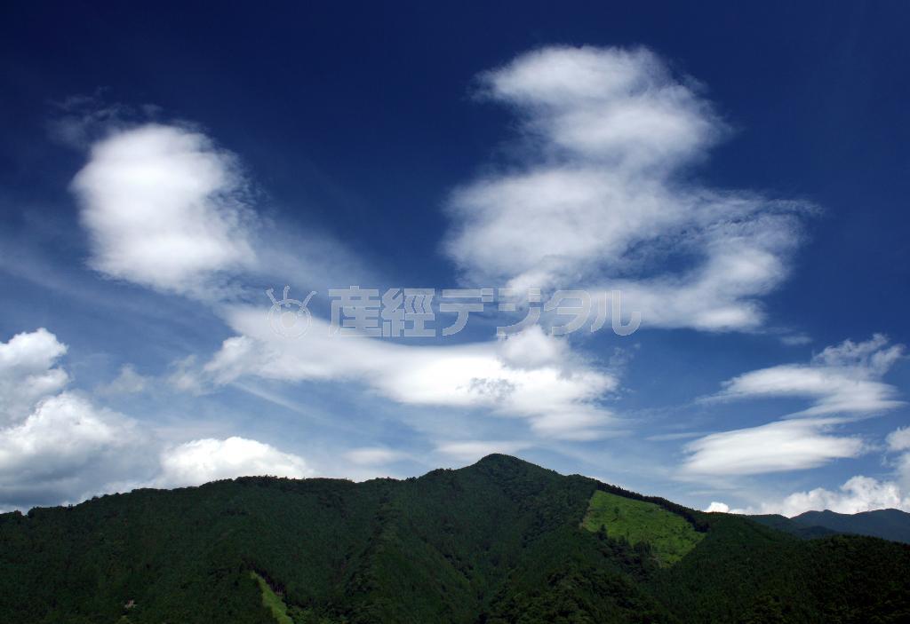 雲の行方＝東京都西多摩郡奥多摩町（野村成次撮影）