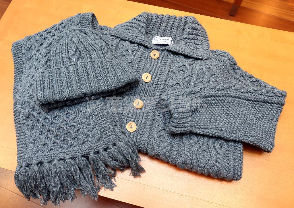 スコットランドのＩＮＶＥＲＬＬＡＮのカーディガン（右、８万円）、二ットキャップ（中、１万７０００円）、マフラー（左、２万５０００円）。漁師とその家族が生み出したといわれる、丈夫で暖かいハンドメードの二ットを再現している＝２０１５年８月７日、東京都渋谷区（野村成次撮影）